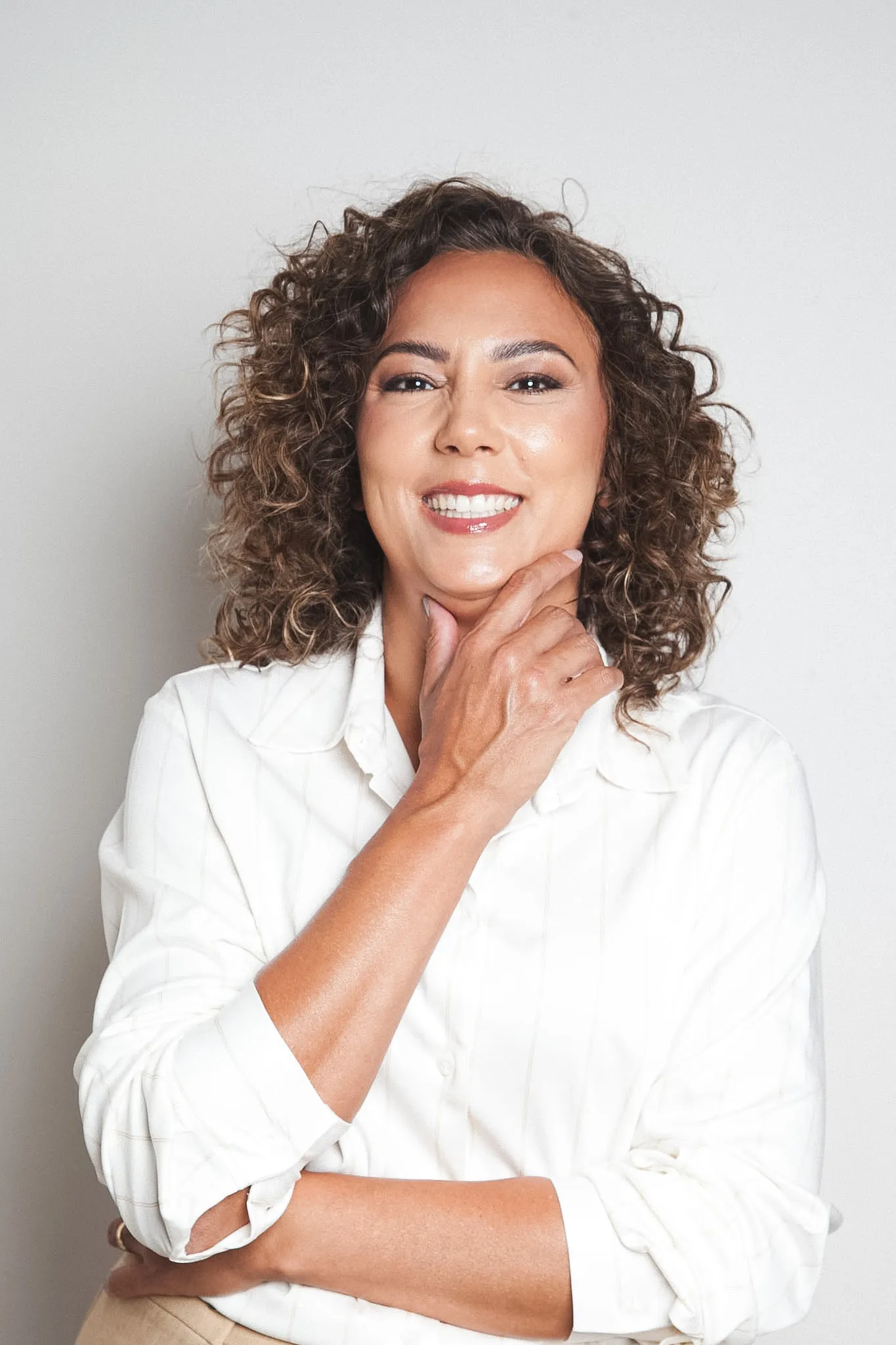 Retrato de Suelen Orisy, psicanalista, sorrindo com expressão acolhedora
