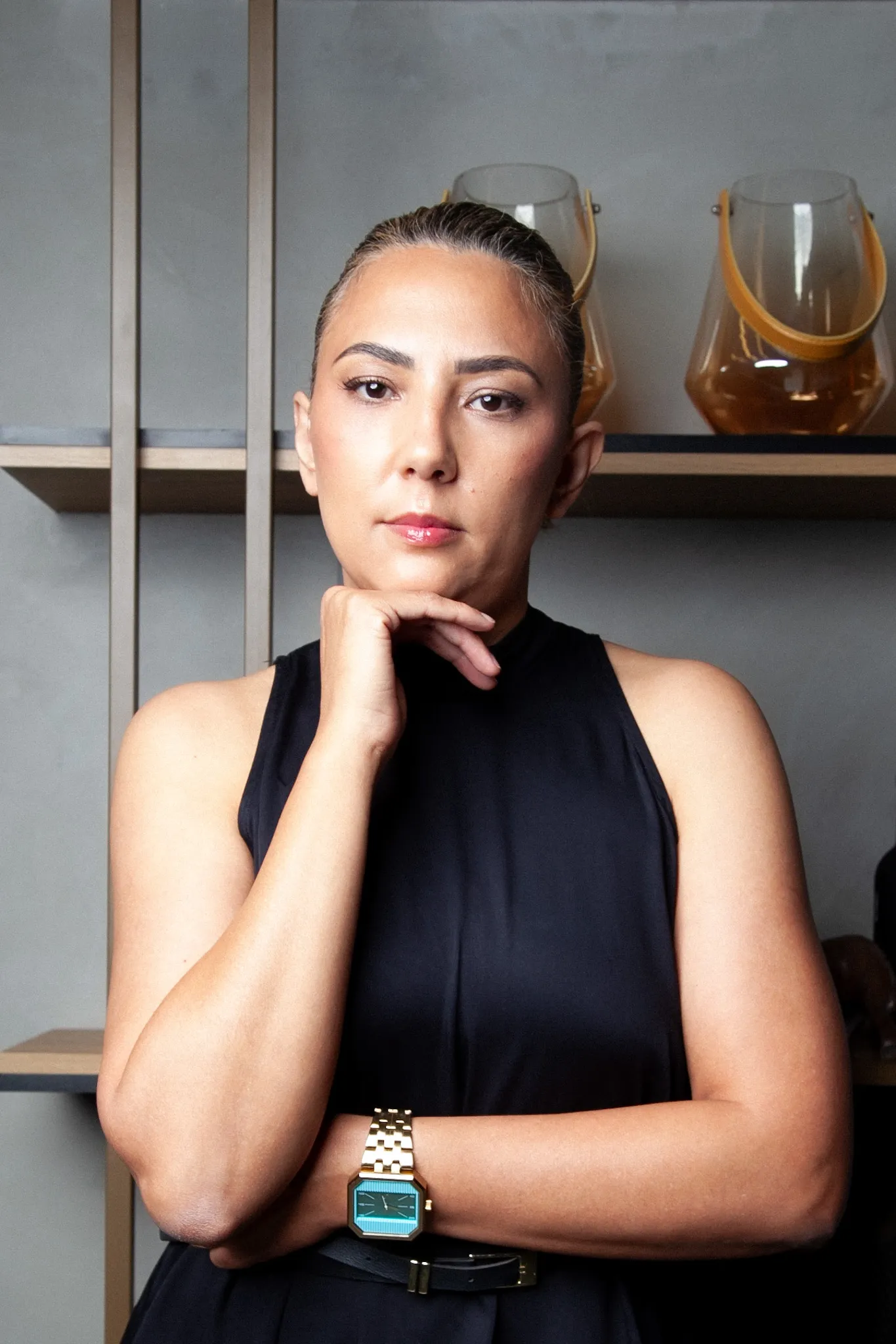 Suelen Orisy em retrato sereno, mão apoiada no queixo, olhar contemplativo